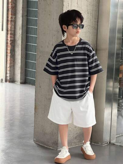 SHEIN 2 件套青少年男童休闲学院风韩版黑白条纹圆领 T 恤和短裤套装，适合通勤、上学、日常休闲、运动、春夏季