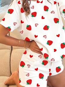 Conjunto de pijama informal minimalista para niñas preadolescentes con estampado de fresa y corazón, con parte superior de manga corta y cuello redondo, y shorts, adecuado para el verano