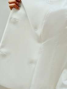 MOTF PREMIUM 双排扣荷叶边轻薄西装外套 - 白色 - 查看 8