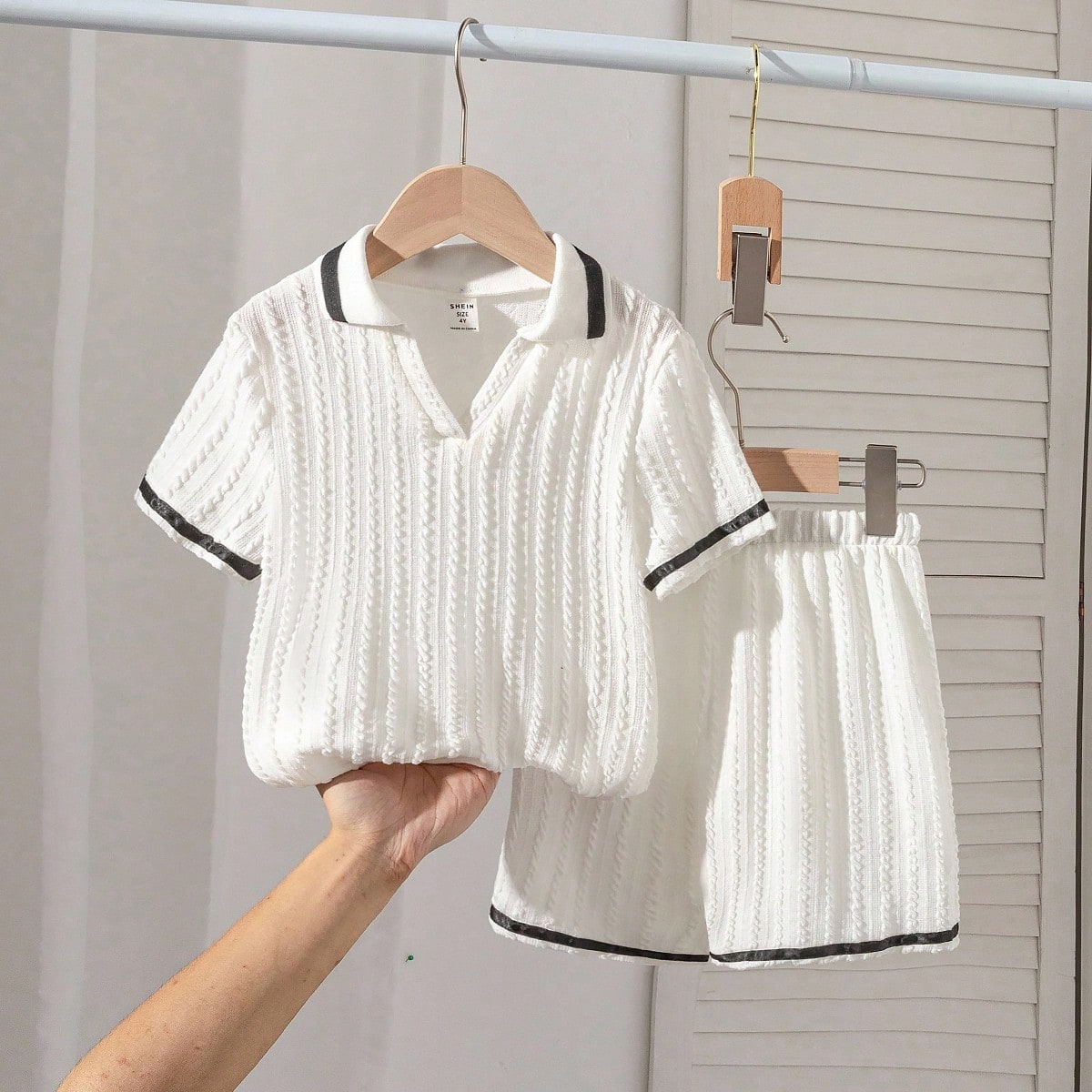 Conjunto de 2 piezas para niños pequeños: Suéter de punto con cuello y puños acanalados en contraste, pantalones cortos casuales con ribete negro,