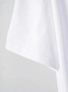 Camiseta de mujer de talla grande con un diseño elegante y moderno de lujo, con la palabra "MILANO" en oro brillante en letras mayúsculas grandes y la leyenda "ITALY" escrita en una tipografía talla grande ligera y grácil, en un estilo minimalista