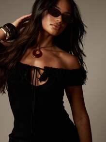 MISSGUIDED Robe moulante avec épaules dénudées avec franges Bardot, mini robe en tricot, ourlet effiloché, pour soirée, automne-hiver, vacances, boîte de nuit