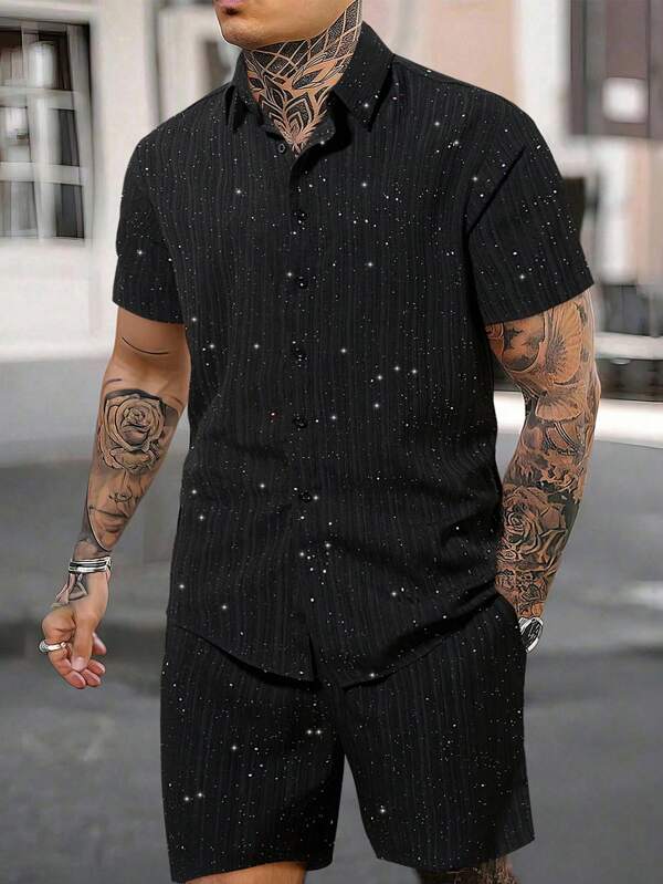 Manfinity AFTRDRK Conjunto de camisa y pantalones cortos casuales de verano para hombres con decoración de lentejuelas y piedras. Conjunto de 2 piezas negro con camisa con lentejuelas para hombres.