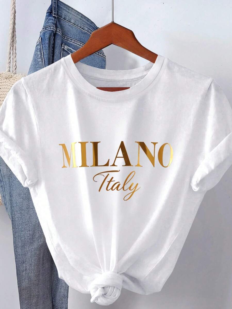Camiseta de mujer de talla grande con un diseño elegante y moderno de lujo, con la palabra "MILANO" en oro brillante en letras mayúsculas grandes y la leyenda "ITALY" escrita en una tipografía talla grande ligera y grácil, en un estilo minimalista