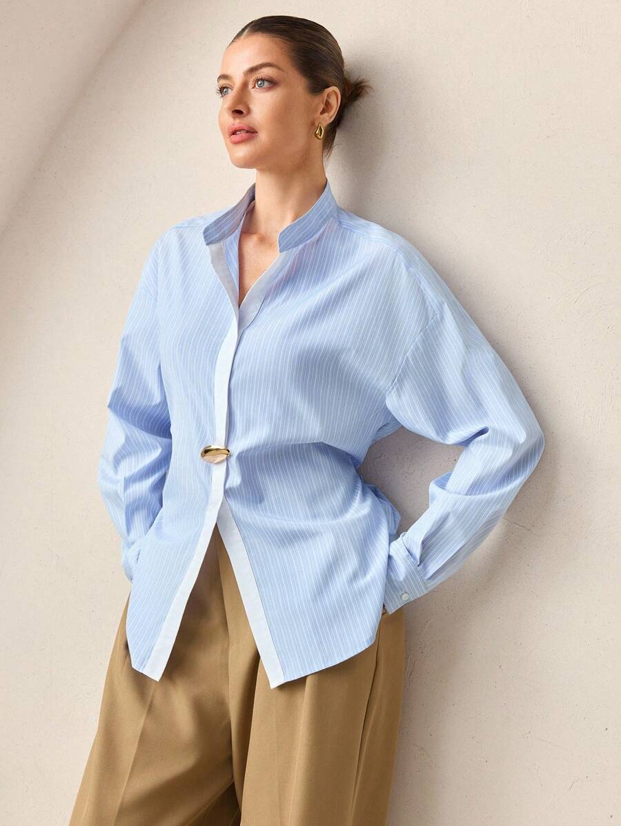 BizChic 2025 新款夏季女士商务休闲日常优雅度假海滩婚礼宾客乡村音乐节早餐机场。91S 老钱斯德哥尔摩风格美国独立日休闲工作约会女士短裤、蓝色条纹梭织衬衫、金色点缀女士衬衫 - 彩色 - 查看 1