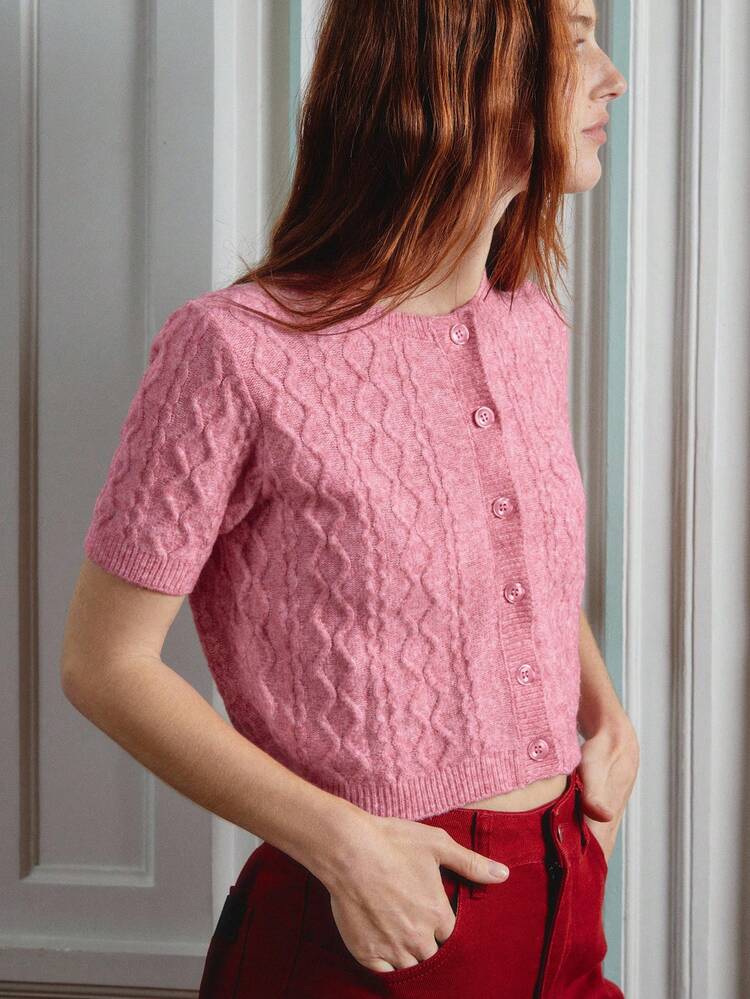 Maglietta corta rosa in maglia a trecce morbida e delicata con bottoni rosa, top primaverile chic da donna per l'ufficio, top rosa primaverile ed estivo