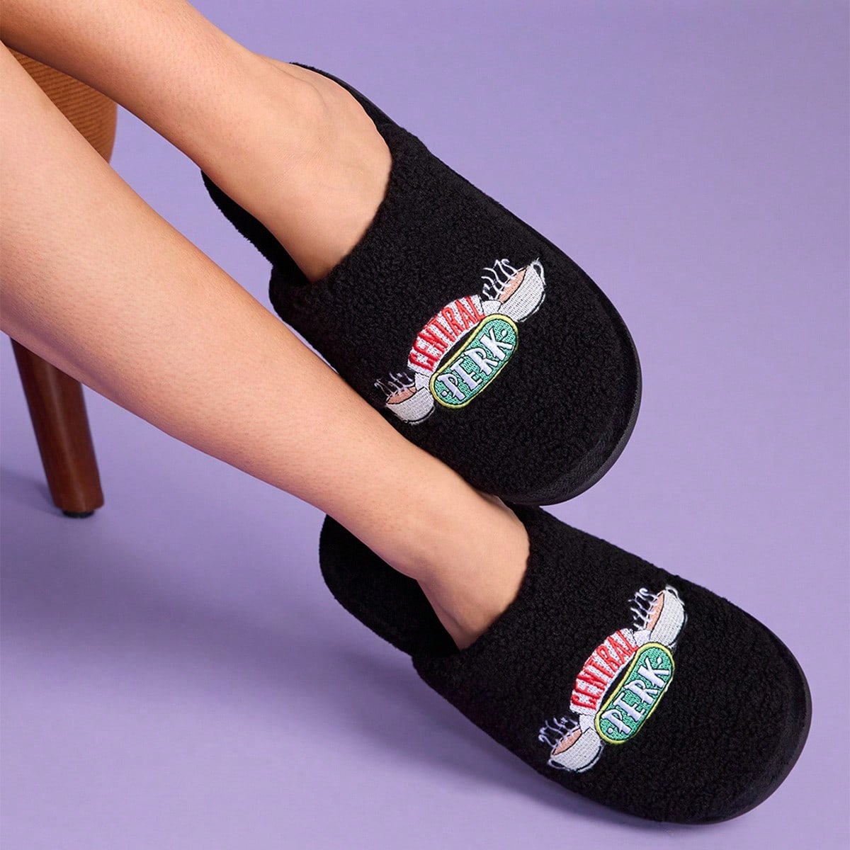 Pantuflas de mujer de peluche bordadas con taza de café, suaves y cómodas para el hogar, la sala de estar, el dormitorio, regalos, invierno