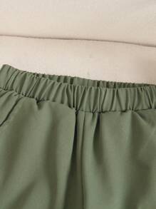 SHEIN Nuevos pantalones cortos anchos con parches para niños dinámicos de primavera y verano, hechos de tela suave y ligera, con bolsillos laterales prácticos, versátiles para ir y venir, trotar, jugar, ir a la escuela, eventos y fiestas - Verde militar - Ver 5