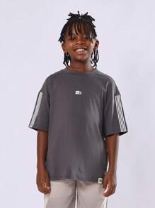 SUMWON Conjunto de ropa de estilo callejero para jóvenes con camiseta oversize de diseño de tres rayas y pantalones, atuendo para niños preadolescentes - Negro - Ver 3
