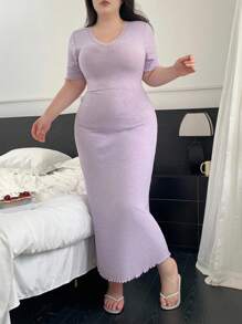 Dazy Plus Camisón largo elástico y ajustado con cuello en V de encaje en contraste, talla grande, color morado