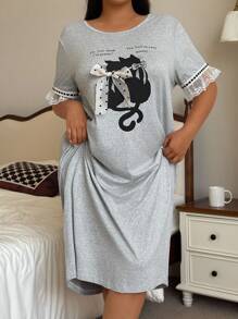 SHEIN 大码休闲宽松睡袍，可爱猫咪轮廓设计，柔软牛奶丝面料拼接蕾丝，适合居家穿着，Moo Moo - 淺灰色 - 查看 1