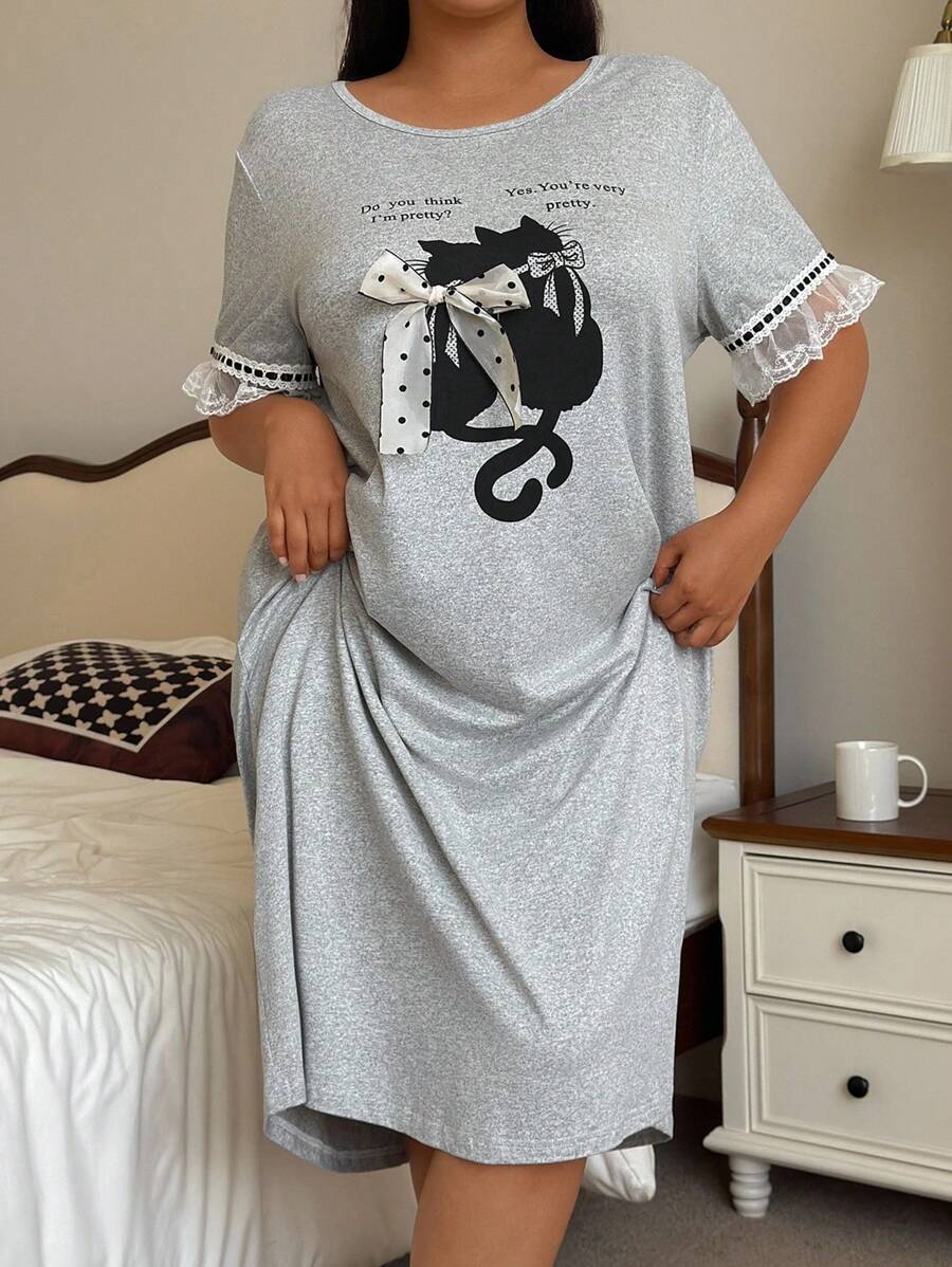 SHEIN 大码休闲宽松睡袍，可爱猫咪轮廓设计，柔软牛奶丝面料拼接蕾丝，适合居家穿着，Moo Moo - 淺灰色 - 查看 1