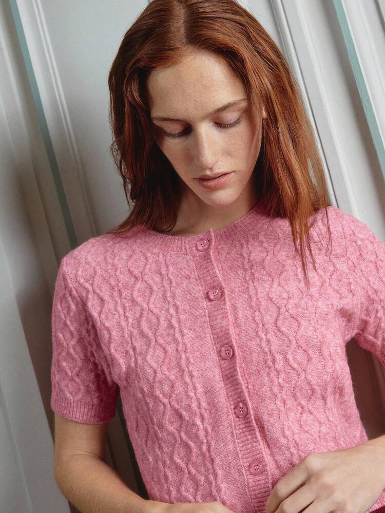 Maglietta corta rosa in maglia a trecce morbida e delicata con bottoni rosa, top primaverile chic da donna per l'ufficio, top rosa primaverile ed estivo