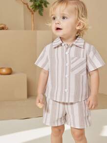 SHEIN 2 piezas Conjunto de camiseta de manga corta con botones y cuello polo a rayas, y pantalones cortos de algodón y lino con cintura elástica para niños pequeños, diseño de moda vintage, adecuado para uso diario en verano - Caqui - View 1