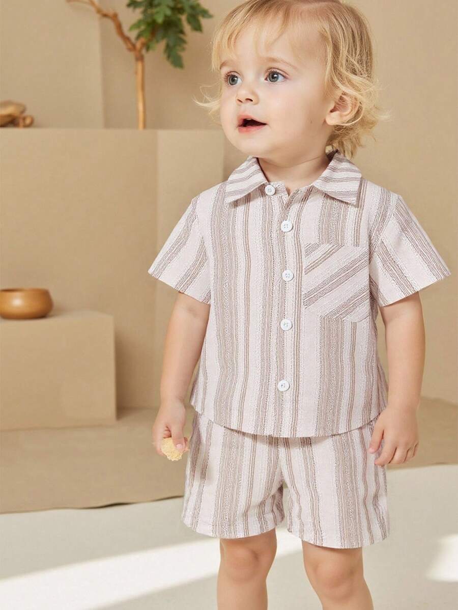 SHEIN 2 piezas Conjunto de camiseta de manga corta con botones y cuello polo a rayas, y pantalones cortos de algodón y lino con cintura elástica para niños pequeños, diseño de moda vintage, adecuado para uso diario en verano - Caqui - View 1