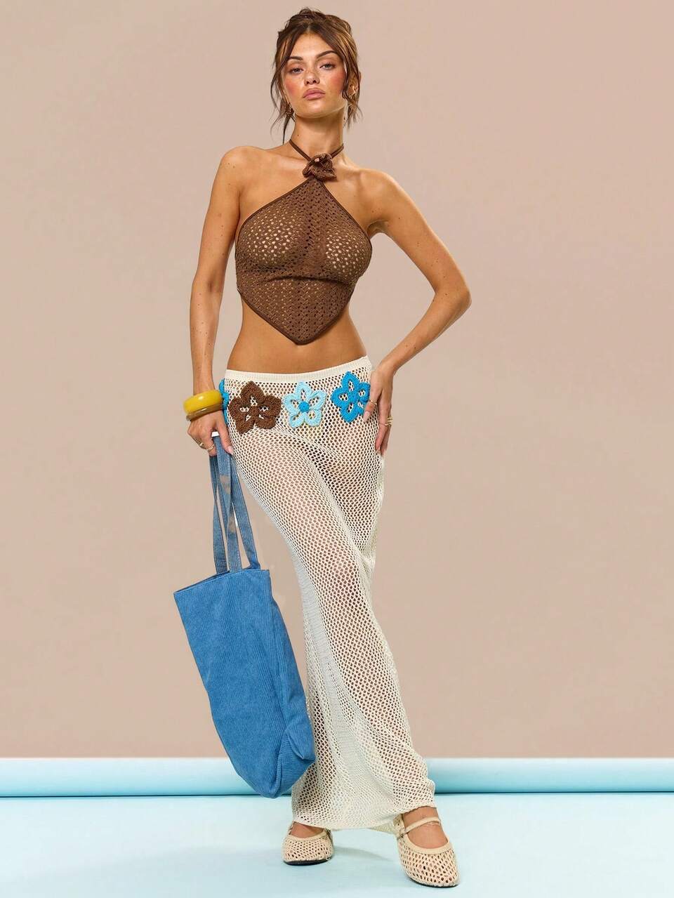 Top court cache-maillot en crochet avec application florale, col montant. Tenue de plage d'été, vacances, festival. Mignon, décontracté, élégant. Soleil toscan, printemps