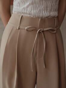 MOTF PREMIUM PANTALONES ACAMPANADOS CON PLIEGUES Y CINTURÓN - Caqui - Ver 2