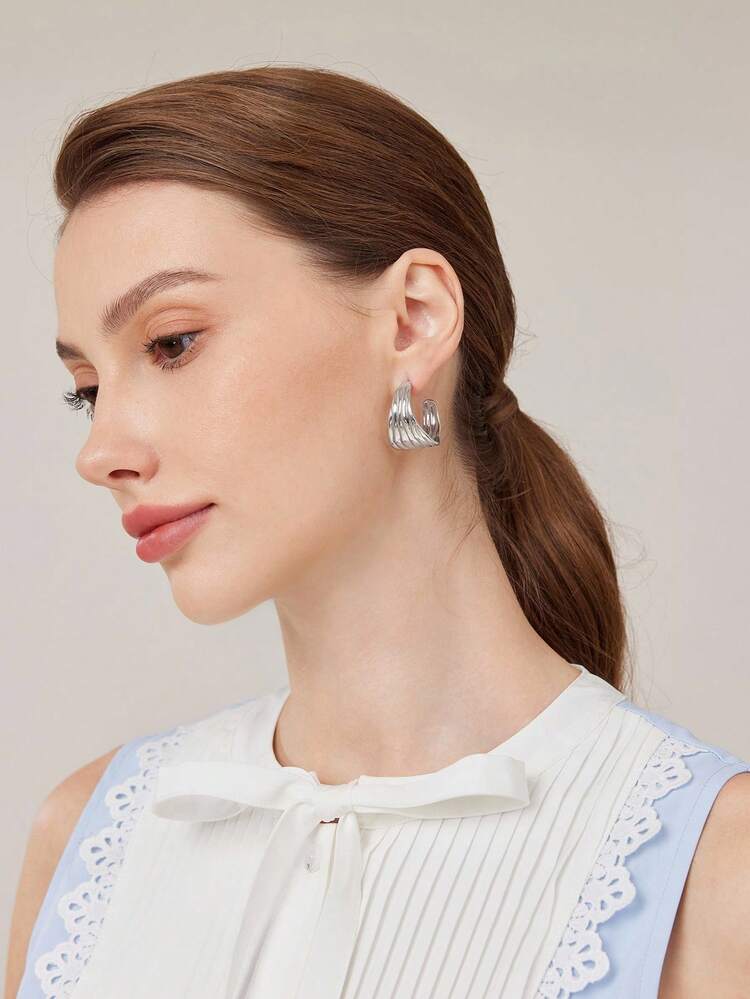 1 PAIR VERSATILE ASYMMETRICAL SILVER TEXTURED HOOP EARRINGS