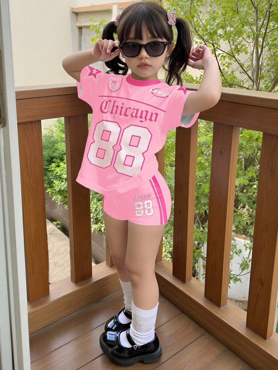 SHEIN 2 件套女童休闲字母印花短袖 T 恤和短裤两件套，适合夏季