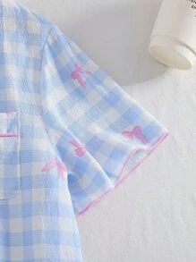 少女睡衣套装，时尚优雅的浅蓝色格子印花，搭配粉色蝴蝶结、荷叶边短袖上衣和长裤家居服两件套浅蓝色睡衣套装格子睡衣套装返校时尚