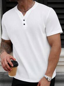 Manfinity Homme 大码男士休闲纯色纹理T恤，适合户外和日常穿着，采用经典白色T恤面料制成，饰有华夫格针织纹理。这款T恤采用轻盈优雅的面料制成，时尚百搭，适合日常搭配。它是送给男朋友或老公的绝佳礼物。大码男士T恤 - 白色 - 查看 1