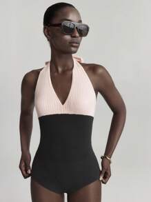 Ontre Conjunto de body de punto de color contrastante (rosa en polvo y gris oscuro), top de suéter de cuello halter, estilo retro moderno