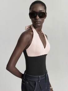 Ontre Conjunto de body de punto de color contrastante (rosa en polvo y gris oscuro), top de suéter de cuello halter, estilo retro moderno