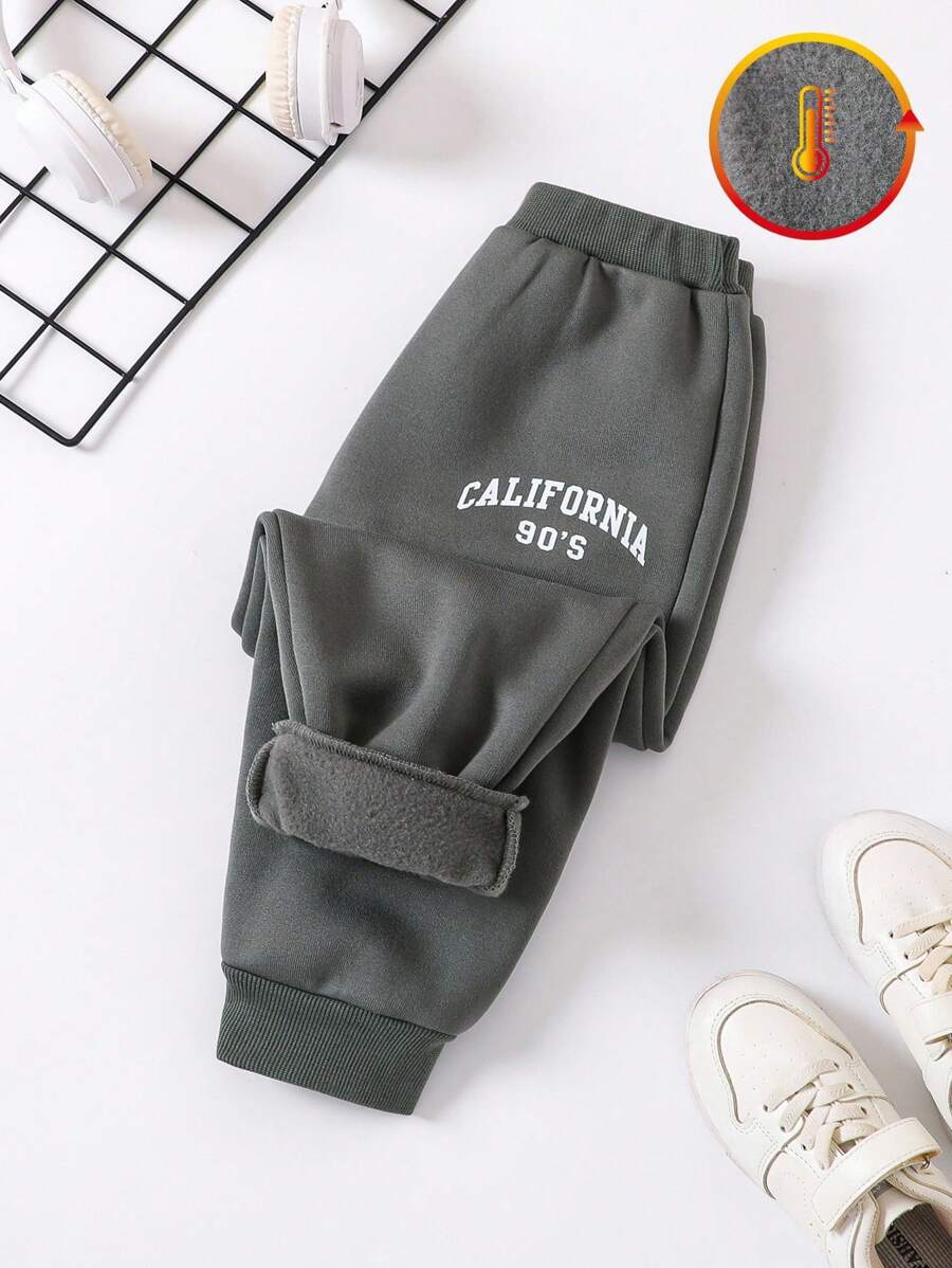 SHEIN Pantalon de jogging épais et chaud doublé d'une doublure thermique, imprimé de lettres californiennes sportives décontractées des années 90, convenant aux garçons. Adapté pour l'automne/l'hiver - Gris foncé - Voir 1