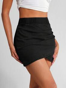 Flexra Falda corta de mezclilla con cintura elástica, drapeado y bajo envolvente para mujer