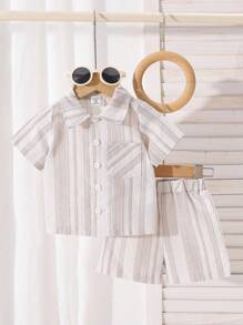SHEIN 2 piezas Conjunto de camiseta de manga corta con botones y cuello polo a rayas, y pantalones cortos de algodón y lino con cintura elástica para niños pequeños, diseño de moda vintage, adecuado para uso diario en verano - Caqui - View 2