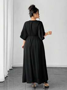 Elenzga Vestido maxi de línea A con escote en V, manga tipo murciélago, cintura ceñida y detalles florales dorados para mujeres de talla grande. Elegante, estilizador y adecuado para ocasiones casuales, citas, fiestas de noche y negocios en verano - Negro - Ver 2