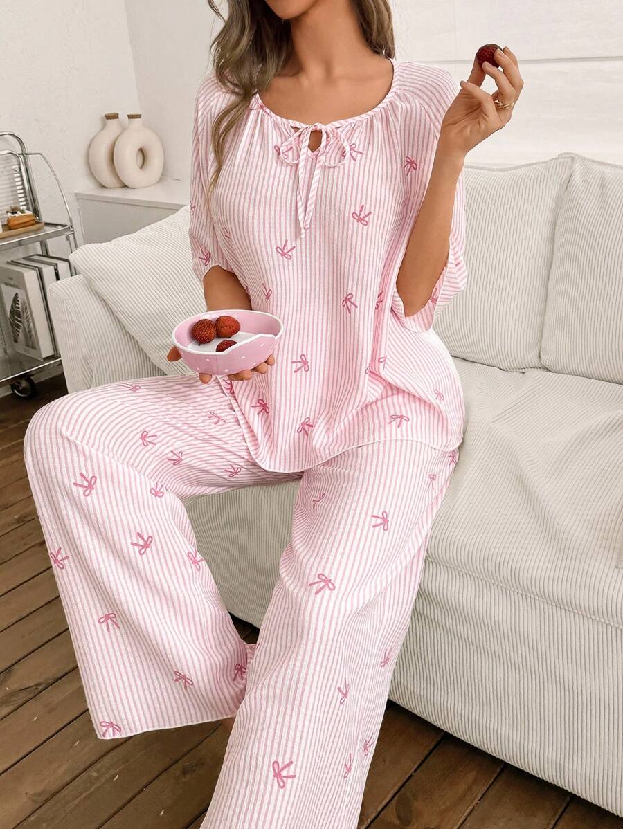 SHEIN Conjunto de pijama de mujer con cuello redondo, rayas rosas, estampado de lazos y mangas 3/4 con cordón - Rosa - Ver 1