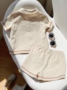 SHEIN 2 Stücke/Set Baby Jungen Hawaii Blumen Bedrucktes Hemd und Shorts, bequem, atmungsaktiv, kühl und feuchtigkeitsableitend für Strandurlaub oder Inselrundfahrt