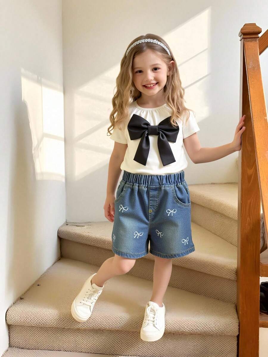 Set de 2 piezas para niñas pequeñas: Blusa informal y adorable de estilo universitario con mangas abullonadas y lazo en color albaricoque, y pantalones cortos de mezclilla lavada azul - Albaricoque - Ver 1