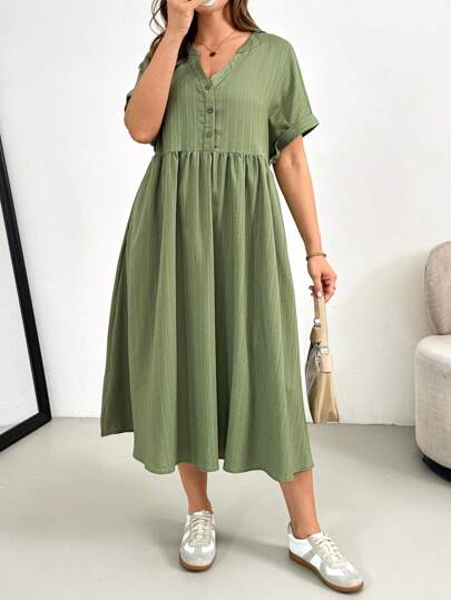 SHEIN Essnce 大码女装春夏时尚休闲宽松舒适日常黑色纹理面料 V 领短袖中长连衣裙，带口袋，女士夏季服装，工作服，曲线黑色连衣裙，教堂服装女士