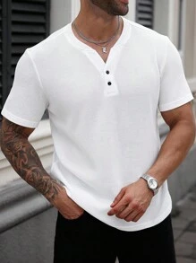 Manfinity Homme 大码男士休闲纯色纹理T恤，适合户外和日常穿着，采用经典白色T恤面料制成，饰有华夫格针织纹理。这款T恤采用轻盈优雅的面料制成，时尚百搭，适合日常搭配。它是送给男朋友或老公的绝佳礼物。大码男士T恤 - 白色 - 查看 3