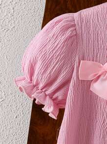 SHEIN 2 件女童粉色泡泡布短袖荷叶边上衣和蓝色蝴蝶结牛仔裤套装，适合小女孩的可爱活泼夏季服装