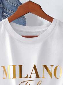 Camiseta de mujer de talla grande con un diseño elegante y moderno de lujo, con la palabra "MILANO" en oro brillante en letras mayúsculas grandes y la leyenda "ITALY" escrita en una tipografía talla grande ligera y grácil, en un estilo minimalista