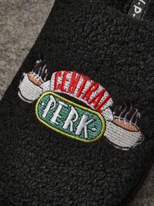 FRIENDS X SHEIN Pantuflas mullidas bordadas con taza de café Central Perk para mujer, suaves y cómodas para el hogar, la sala de estar, el dormitorio, regalos