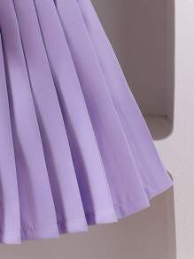 SHEIN 少女通勤款可爱3D草莓开衫搭配紫色百褶裙。这款针织毛衣采用鲜艳的草莓刺绣设计，搭配柔软的针织面料，兼具时尚与舒适。非常适合秋冬造型。搭配经典的紫色百褶裙，裙摆自然垂坠，展现甜美优雅的气质。柔软的面料确保舒适的穿着体验。