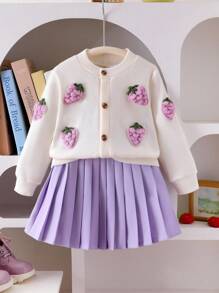 SHEIN 少女通勤款可爱3D草莓开衫搭配紫色百褶裙。这款针织毛衣采用鲜艳的草莓刺绣设计，搭配柔软的针织面料，兼具时尚与舒适。非常适合秋冬造型。搭配经典的紫色百褶裙，裙摆自然垂坠，展现甜美优雅的气质。柔软的面料确保舒适的穿着体验。