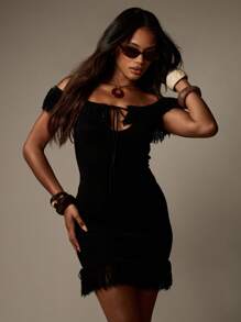 MISSGUIDED Robe moulante avec épaules dénudées avec franges Bardot, mini robe en tricot, ourlet effiloché, pour soirée, automne-hiver, vacances, boîte de nuit