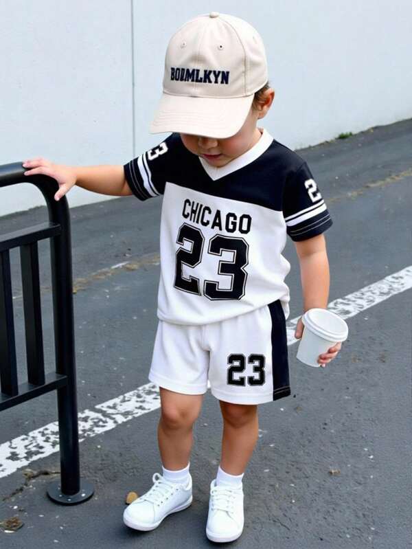 SHEIN Genkimix Kids Ensemble t-shirt à manches courtes col en V décontracté et short imprimé graphique sport pour bébé et tout-petit garçon. Convient pour le port quotidien, les événements sportifs, l'été