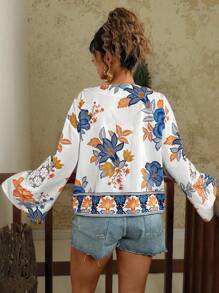 Travachic 加大码蓝黄花卉刺绣印花衬衫，V 领长袖，前部系带蝴蝶结，蕾丝花边袖拼接衬衫，适合夏季假期，女士度假，女士海滩度假，夏季城市休闲，波西米亚风格，欧洲夏季海岛度假，蜜月，女士生日，老钱，迈阿密，圣特罗佩，图卢姆，南海滩，圣托里尼，希腊，阿马尔菲海岸，伊比萨岛，女孩加大早午餐，机场俱乐部，女教师，女士西式服装，女士加大西式服装刺绣上衣 - 彩色 - 查看 2