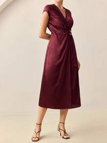 BizChic 女士优雅迷人纯色斜领金属细节裹身裙，夏季 - 酒紅色 - 查看 4