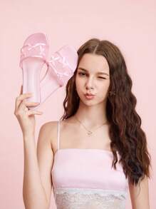 CUCCOO DOLLMOD 女士缎面蝴蝶装饰舒适一脚蹬凉鞋，可爱休闲沙滩穆勒鞋，粉色 - 粉色 - 查看 1