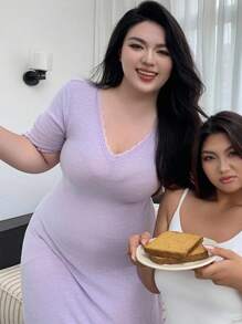 Dazy Plus Camisón largo elástico y ajustado con cuello en V de encaje en contraste, talla grande, color morado