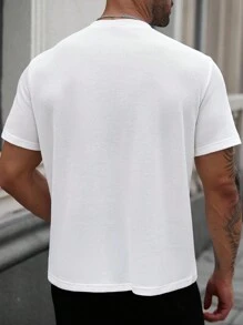 Manfinity Homme 大码男士休闲纯色纹理T恤，适合户外和日常穿着，采用经典白色T恤面料制成，饰有华夫格针织纹理。这款T恤采用轻盈优雅的面料制成，时尚百搭，适合日常搭配。它是送给男朋友或老公的绝佳礼物。大码男士T恤 - 白色 - 查看 5