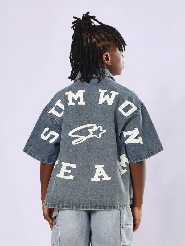 SUMWON Street-Style Sommer Denim Jacke Jugendliche boxige Passform Knopfleiste Kurzarm Skater Logo Arbeitsbekleidung Hemd für den alltäglichen lässigen Modestil