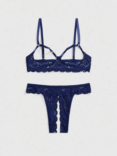 ملابس داخلية جريئة، صدرية دانتيل مع سلكية وسروال جي-سترينغ مفتوح الشبك بتصميم فراشة